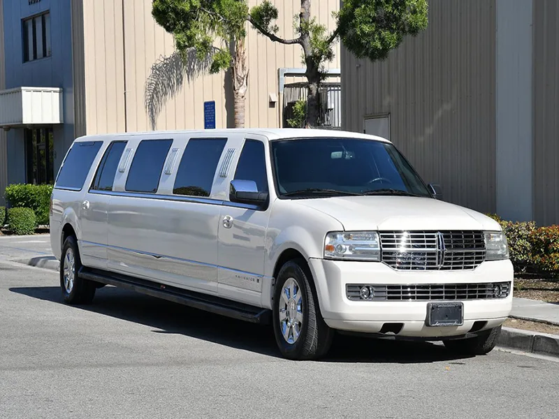 White Lincoln Navigator Limo Hire